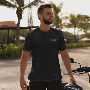 Personalisiertes Papa T-Shirt mit Namen der Kinder und Wunschjahr in schwarz – Individuelles Geschenk für Väter zum Vatertag