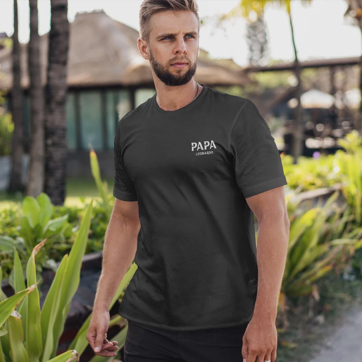Personalisiertes Papa T-Shirt mit Namen der Kinder und Wunschjahr in schwarz – Individuelles Geschenk für Väter zum Vatertag