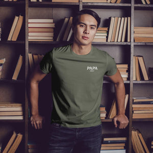 Individuelles Papa Shirt mit Kindernamen und Geburtsjahr in khaki – Das perfekte personalisierte Geschenk für stolze Dads
