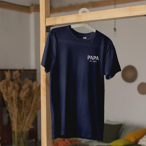 Papa T-Shirt personalisiert mit Wunschnamen und Jahr im modernen Design in navy – Einzigartiges Geschenk für Väter und werdende Papas
