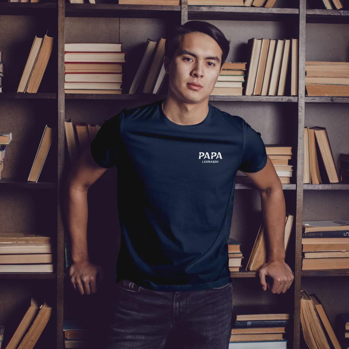 Papa T-Shirt personalisiert mit Wunschnamen und Jahr im modernen Design in navy – Einzigartiges Geschenk für Väter und werdende Papas