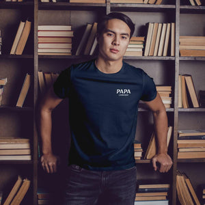 Papa T-Shirt personalisiert mit Wunschnamen und Jahr im modernen Design in navy – Einzigartiges Geschenk für Väter und werdende Papas