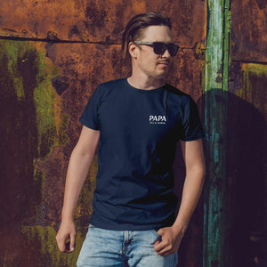 Papa T-Shirt personalisiert mit Wunschnamen und Jahr im modernen Design in navy – Einzigartiges Geschenk für Väter und werdende Papas