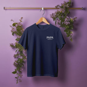 Papa T-Shirt personalisiert mit Wunschnamen und Jahr im modernen Design in navy – Einzigartiges Geschenk für Väter und werdende Papas