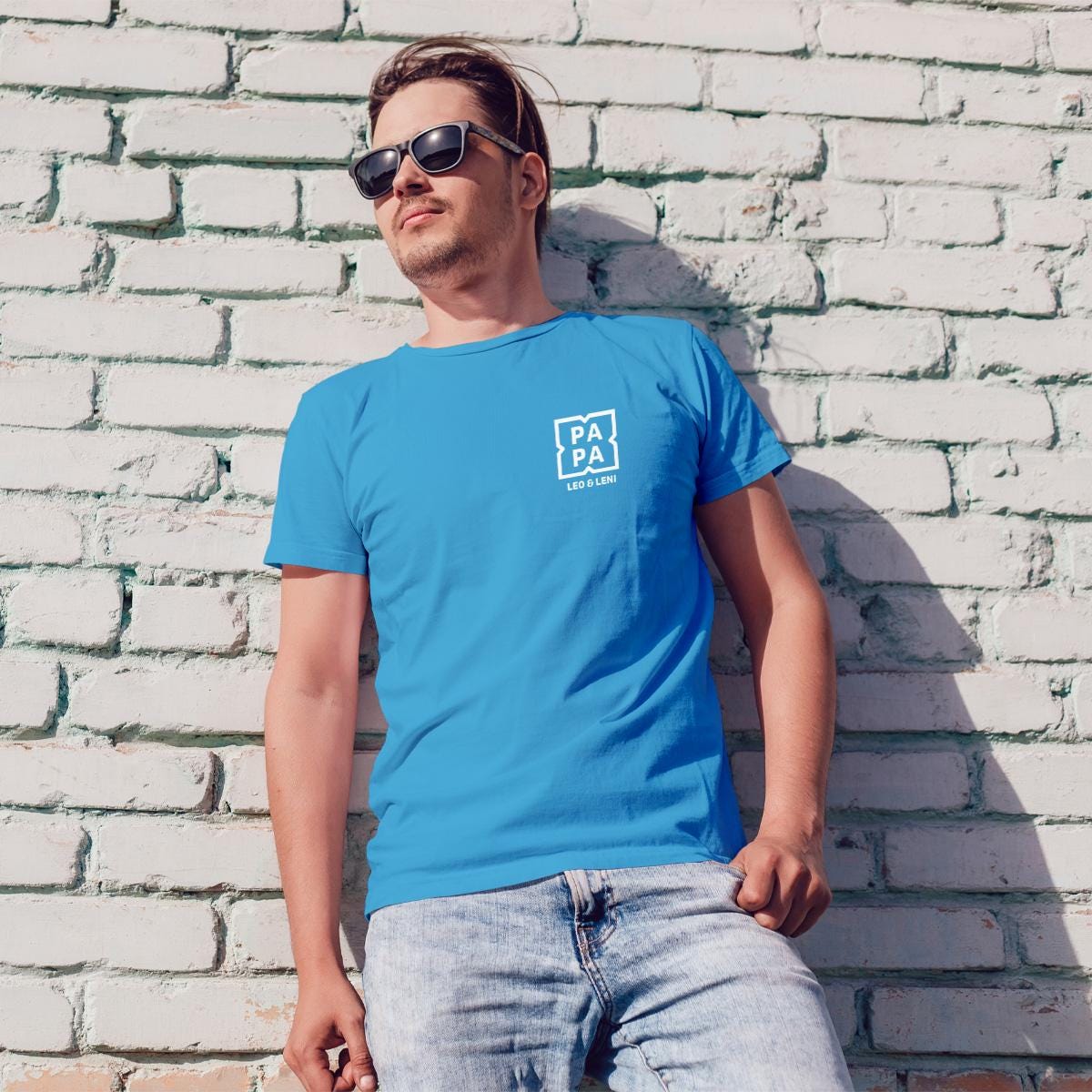 Papa T-Shirt personalisiert mit Wunschnamen oder Geburtsjahr in aqua – Einzigartiges Geschenk für Väter und werdende Papas