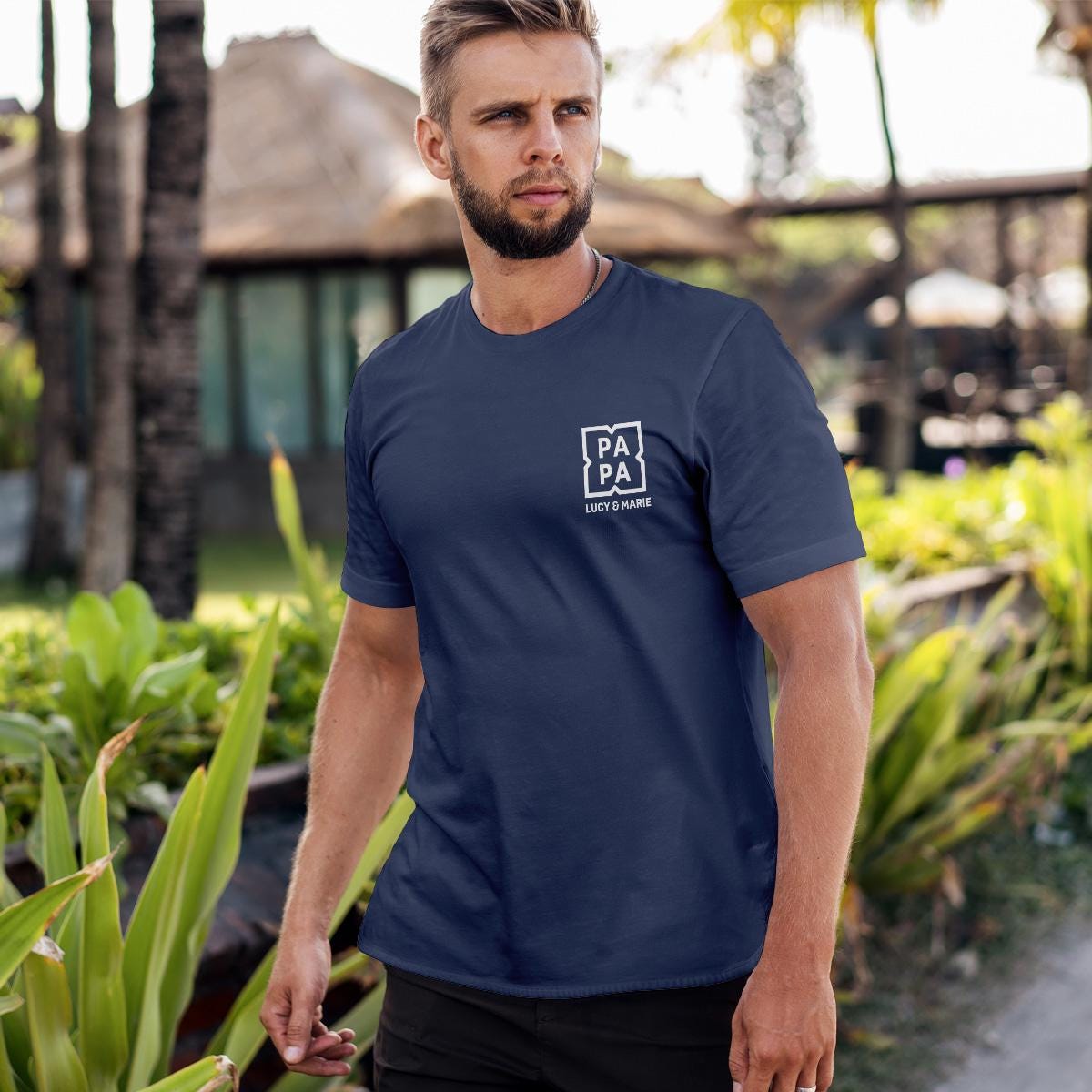 Personalisiertes Papa T-Shirt mit Namen der Kinder und Wunschjahr in navy – Individuelles Geschenk für Väter zum Vatertag