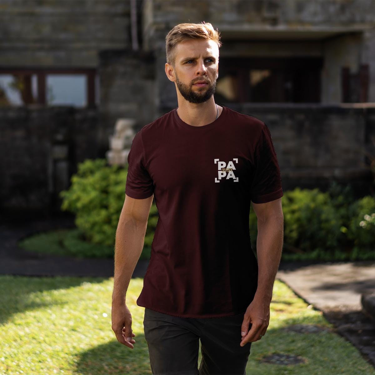 Personalisiertes Papa T-Shirt mit Namen der Kinder und Wunschjahr in bordaux – Individuelles Geschenk für Väter zum Vatertag