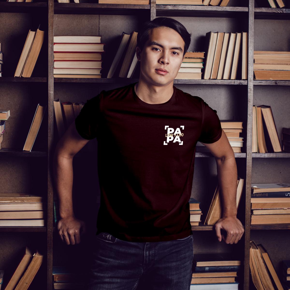 Personalisiertes Papa T-Shirt mit Namen der Kinder und Wunschjahr in bordaux – Individuelles Geschenk für Väter zum Vatertag