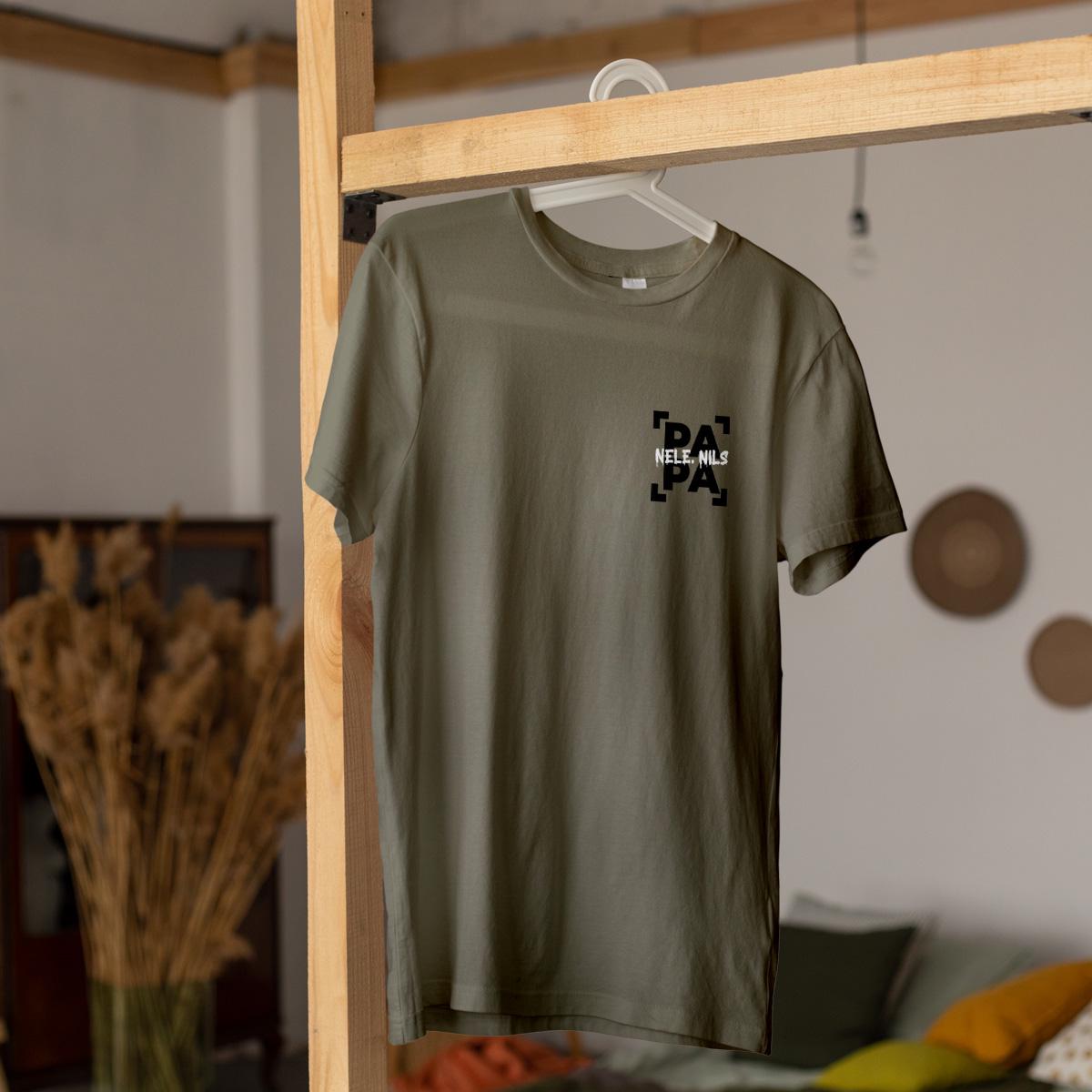 Individuelles Papa Shirt mit Kindernamen und Geburtsjahr in khaki – Das perfekte personalisierte Geschenk für stolze Dads