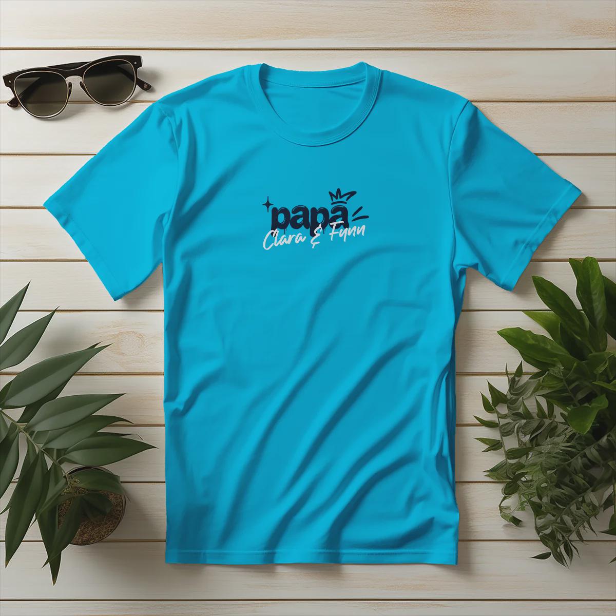 Individuelles Papa Shirt mit Kindernamen und Geburtsjahr in aqua – Das perfekte personalisierte Geschenk für stolze Dads