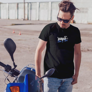 Papa T-Shirt personalisiert mit Wunschnamen oder Geburtsjahr in schwarz – Einzigartiges Geschenk für Väter und werdende Papas