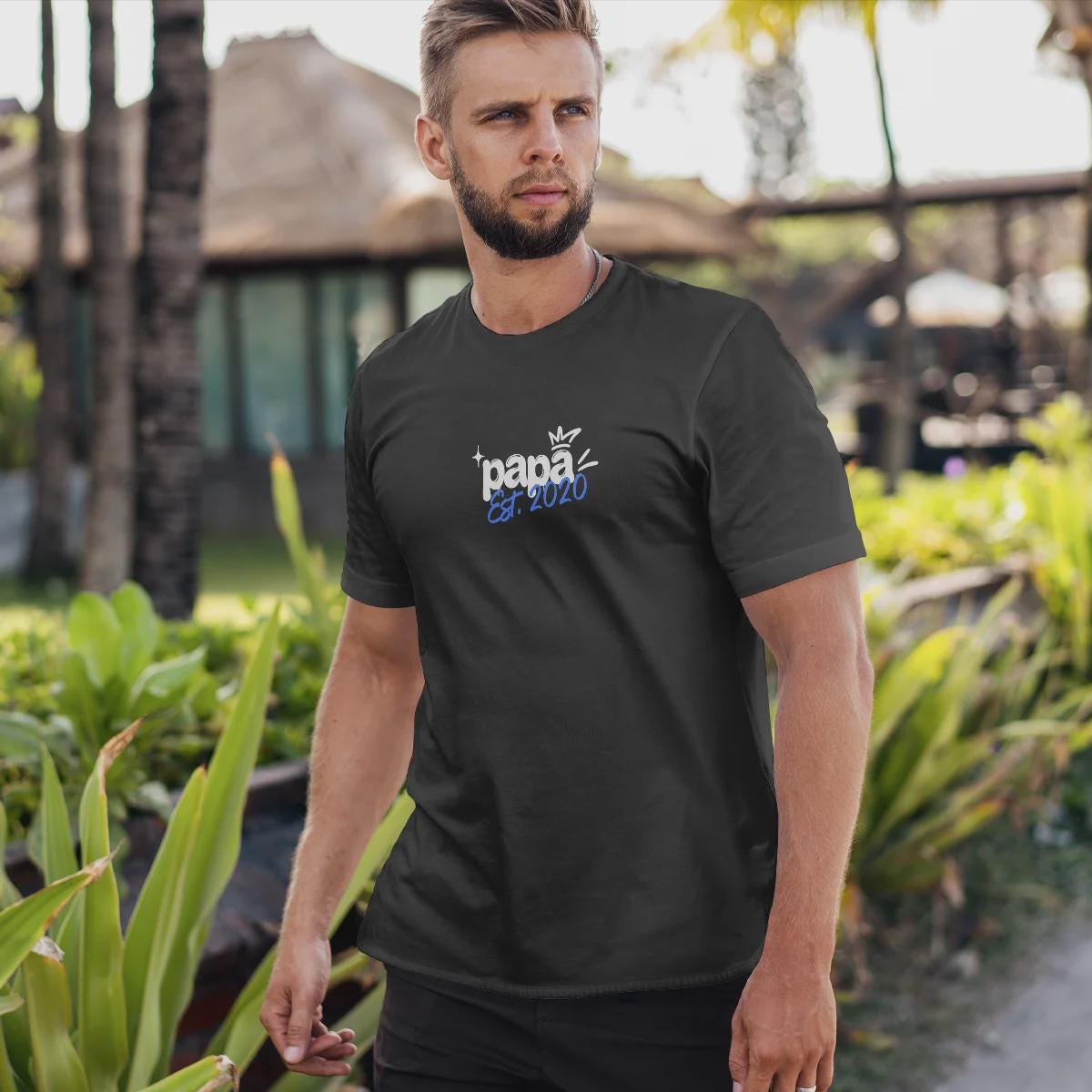 Papa T-Shirt personalisiert mit Wunschnamen oder Geburtsjahr in schwarz – Einzigartiges Geschenk für Väter und werdende Papas