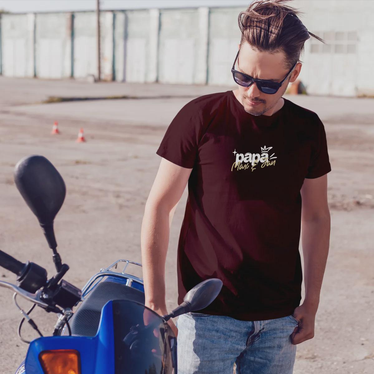 Personalisiertes Papa T-Shirt mit Namen der Kinder und Wunschjahr in bordaux – Individuelles Geschenk für Väter zum Vatertag