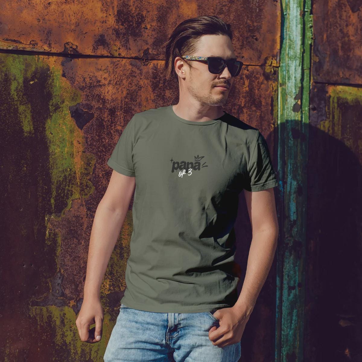 Individuelles Papa Shirt mit Kindernamen und Geburtsjahr in khaki – Das perfekte personalisierte Geschenk für stolze Dads