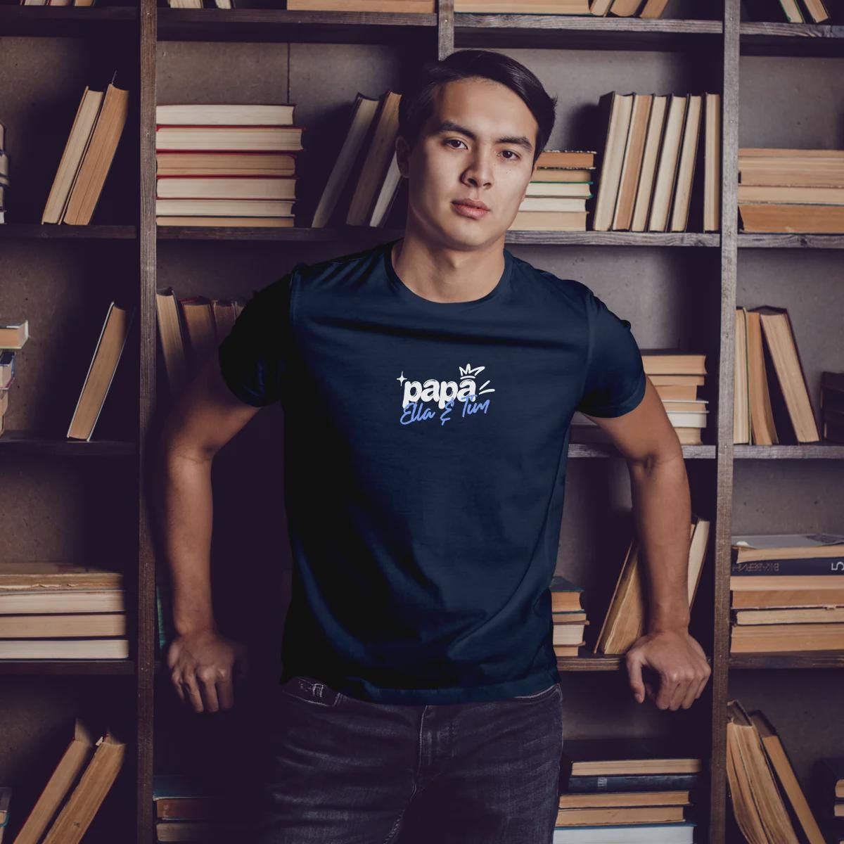 Papa T-Shirt personalisiert mit Wunschnamen oder Geburtsjahr in navy – Einzigartiges Geschenk für Väter und werdende Papas