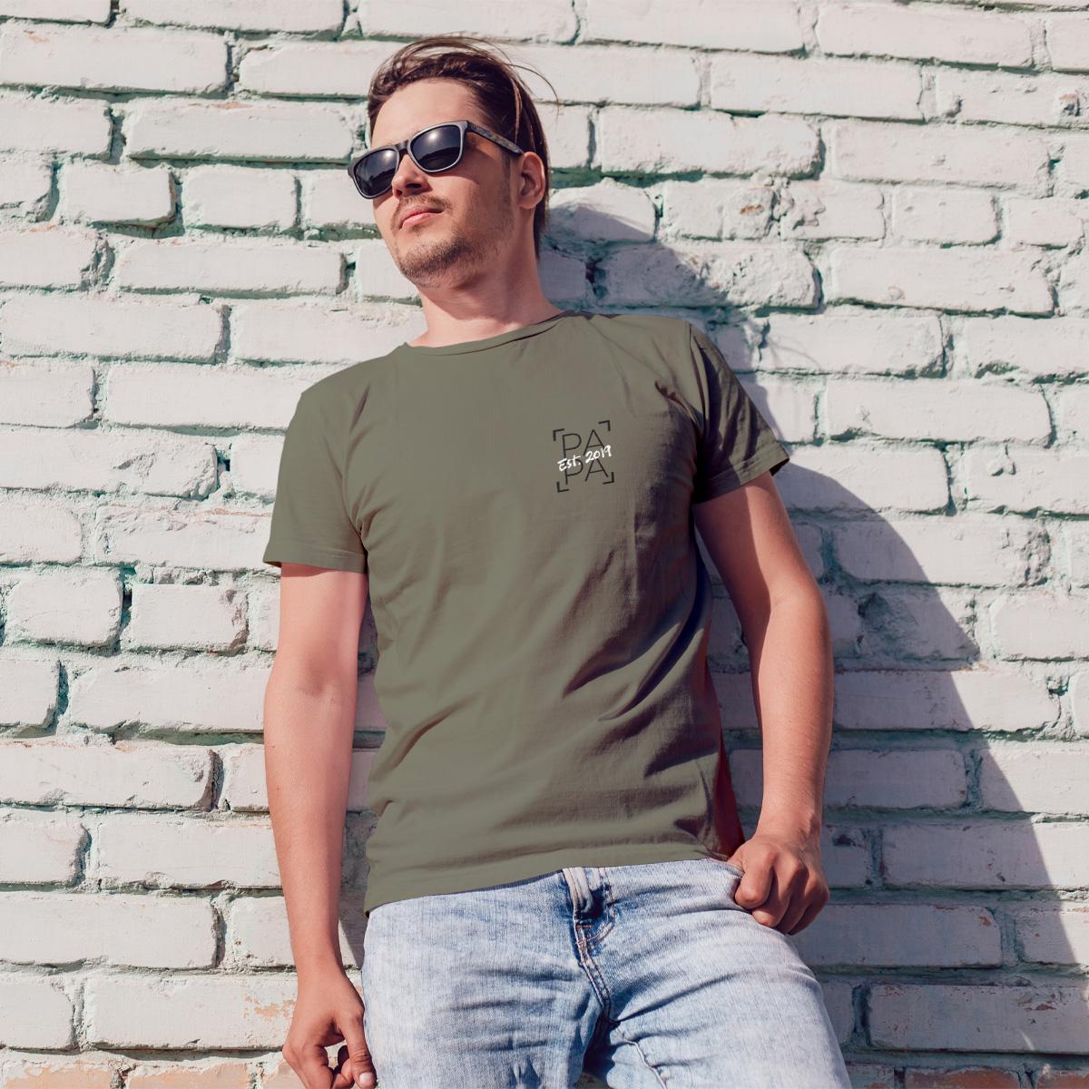 Individuelles Papa Shirt mit Kindernamen und Geburtsjahr in khaki – Das perfekte personalisierte Geschenk für stolze Dads