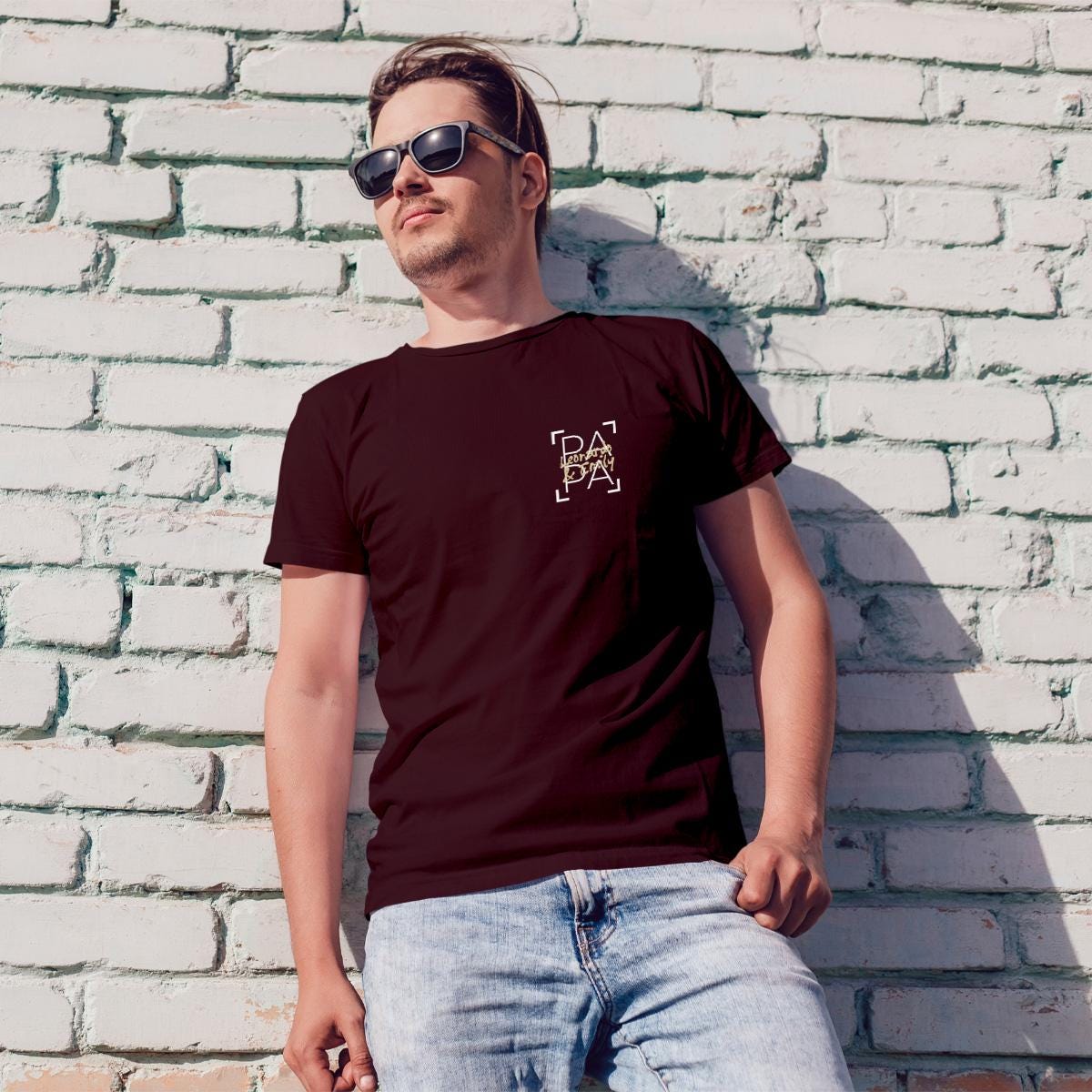 Personalisiertes Papa T-Shirt mit Namen der Kinder und Wunschjahr in bordaux – Individuelles Geschenk für Väter zum Vatertag