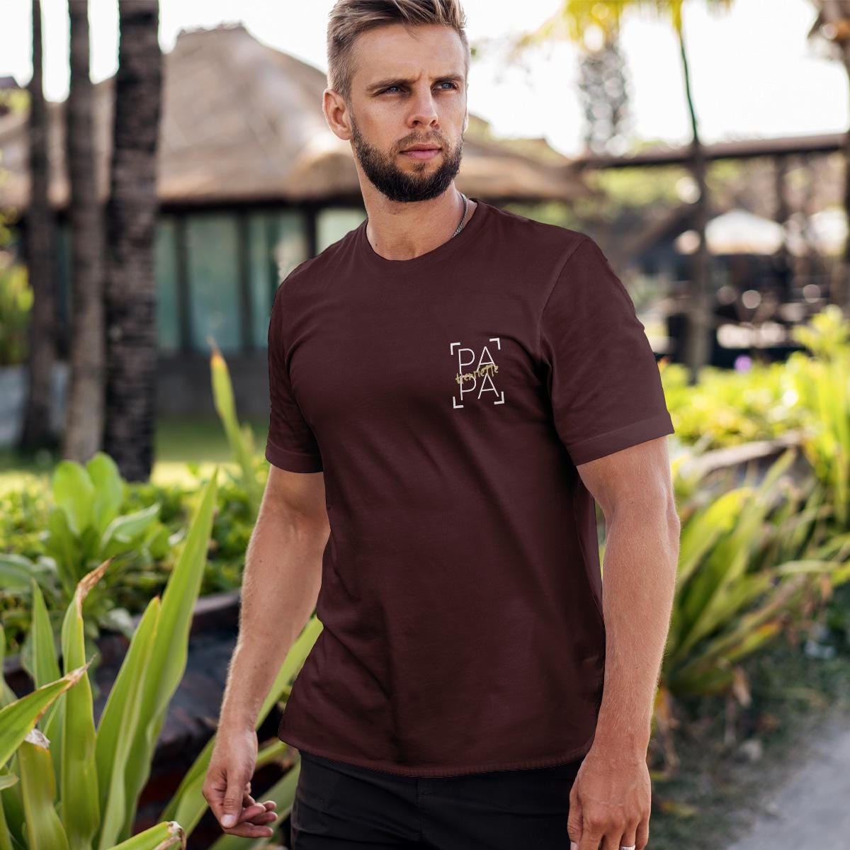Personalisiertes Papa T-Shirt mit Namen der Kinder und Wunschjahr in bordaux – Individuelles Geschenk für Väter zum Vatertag