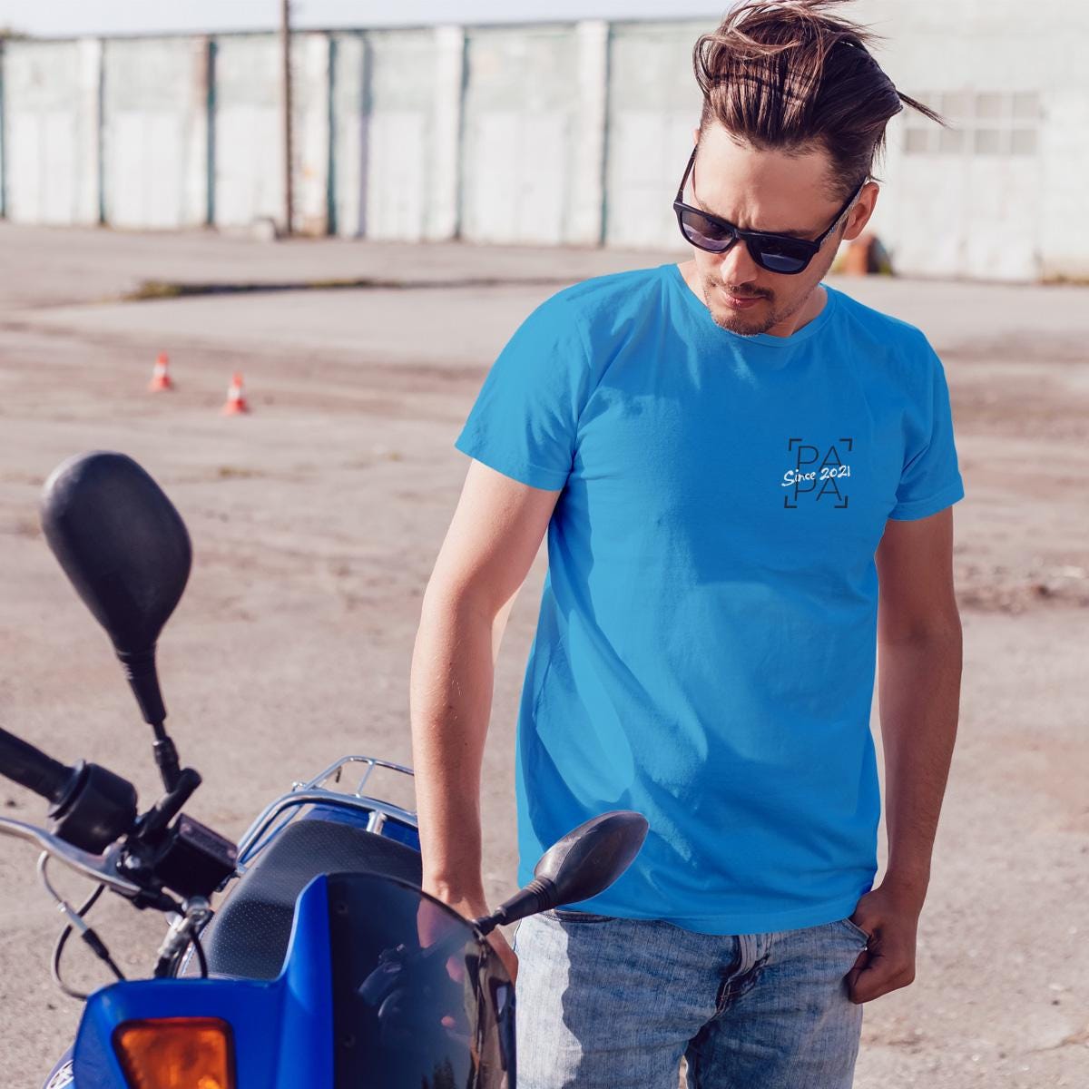Individuelles Papa Shirt mit Kindernamen und Geburtsjahr in aqua – Das perfekte personalisierte Geschenk für stolze Dads