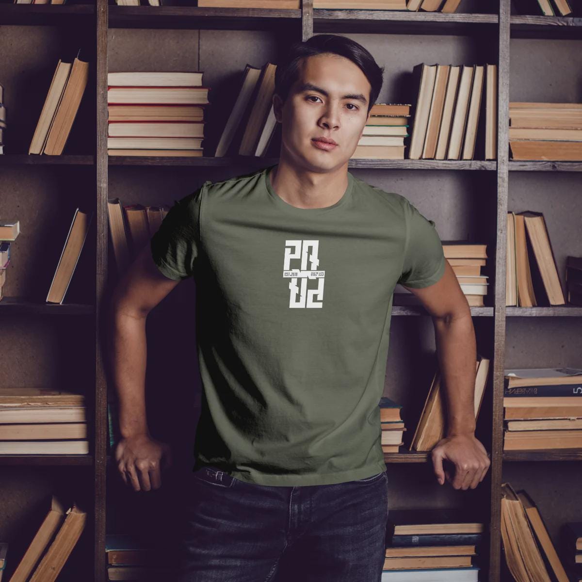 Individuelles Papa Shirt mit Kindernamen und Geburtsjahr in khaki – Das perfekte personalisierte Geschenk für stolze Dads