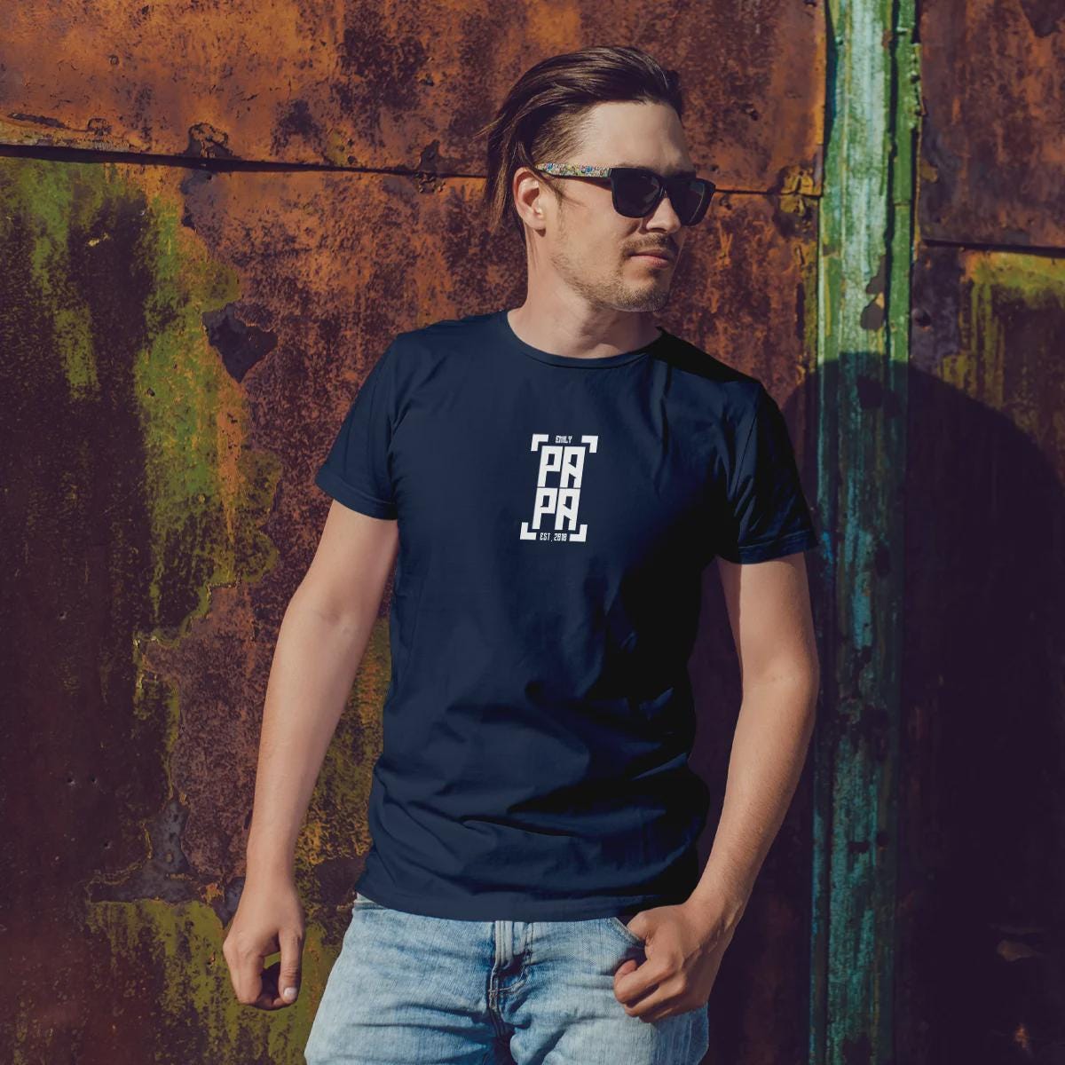 Papa T-Shirt personalisiert mit Wunschnamen oder Geburtsjahr in navy – Einzigartiges Geschenk für Väter und werdende Papas