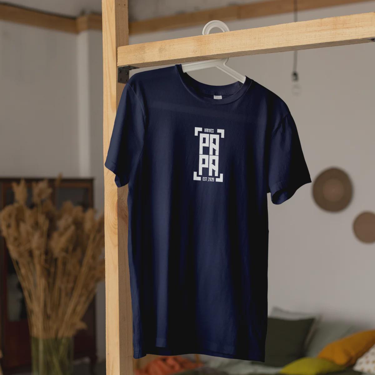 Papa T-Shirt personalisiert mit Wunschnamen oder Geburtsjahr in navy – Einzigartiges Geschenk für Väter und werdende Papas