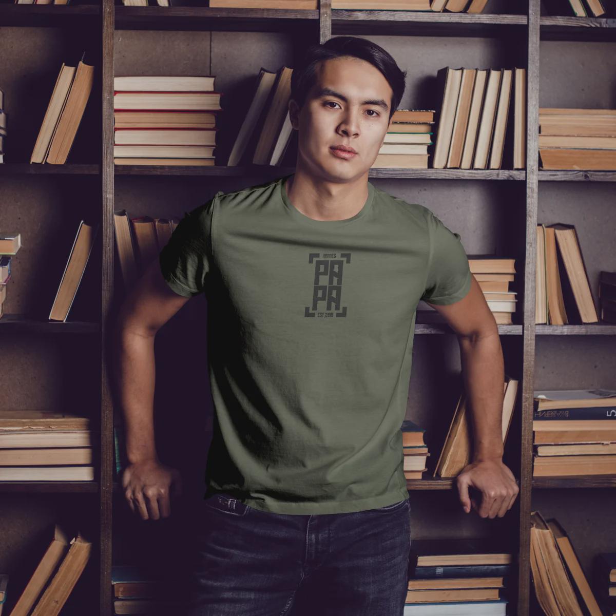 Individuelles Papa Shirt mit Kindernamen und Geburtsjahr in khaki – Das perfekte personalisierte Geschenk für stolze Dads