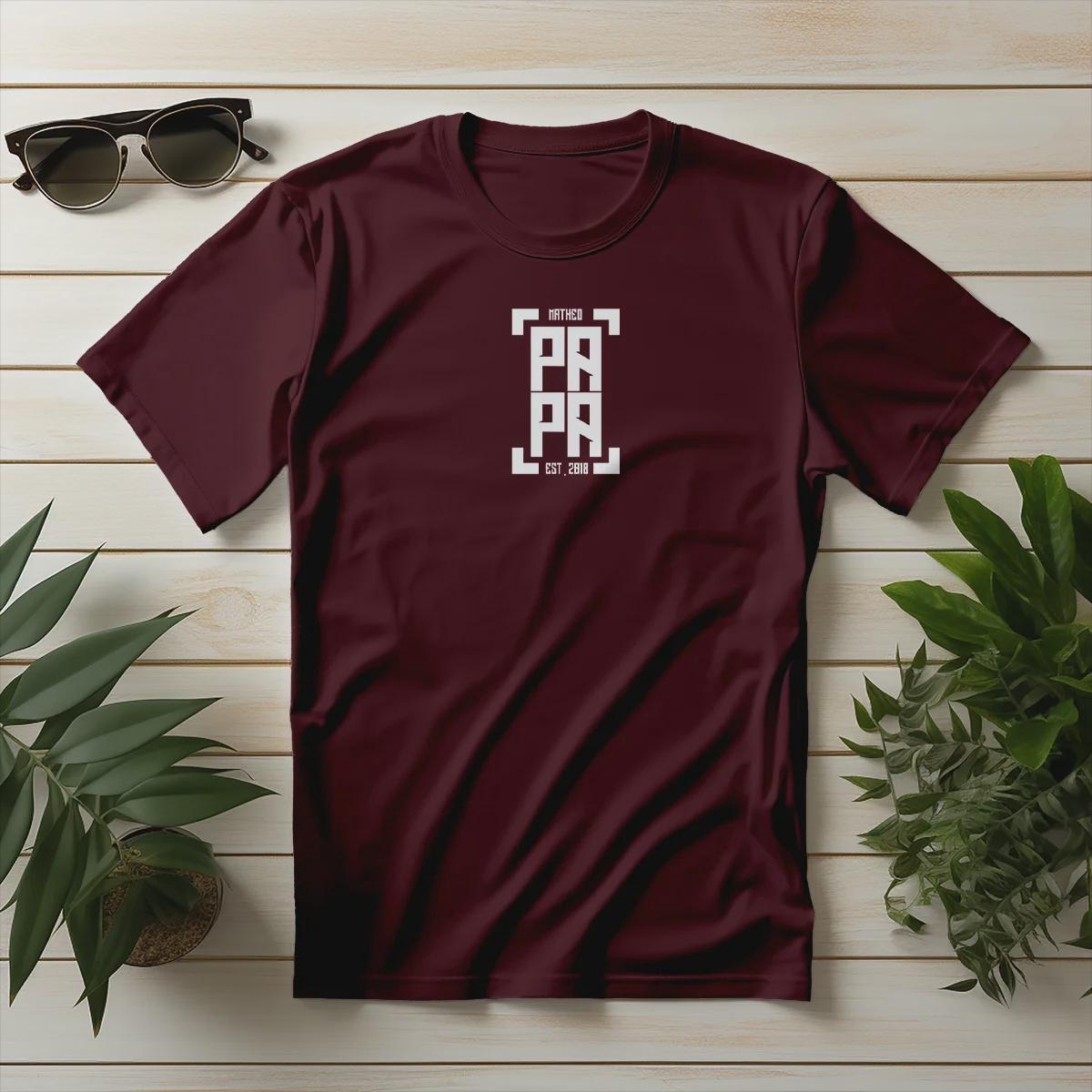 Personalisiertes Papa T-Shirt mit Namen der Kinder und Wunschjahr in bordaux – Individuelles Geschenk für Väter zum Vatertag