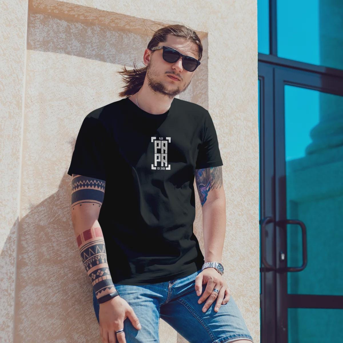 Papa T-Shirt personalisiert mit Wunschnamen oder Geburtsjahr in schwarz – Einzigartiges Geschenk für Väter und werdende Papas