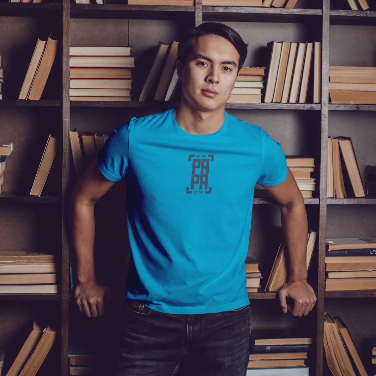 Individuelles Papa Shirt mit Kindernamen und Geburtsjahr in aqua – Das perfekte personalisierte Geschenk für stolze Dads