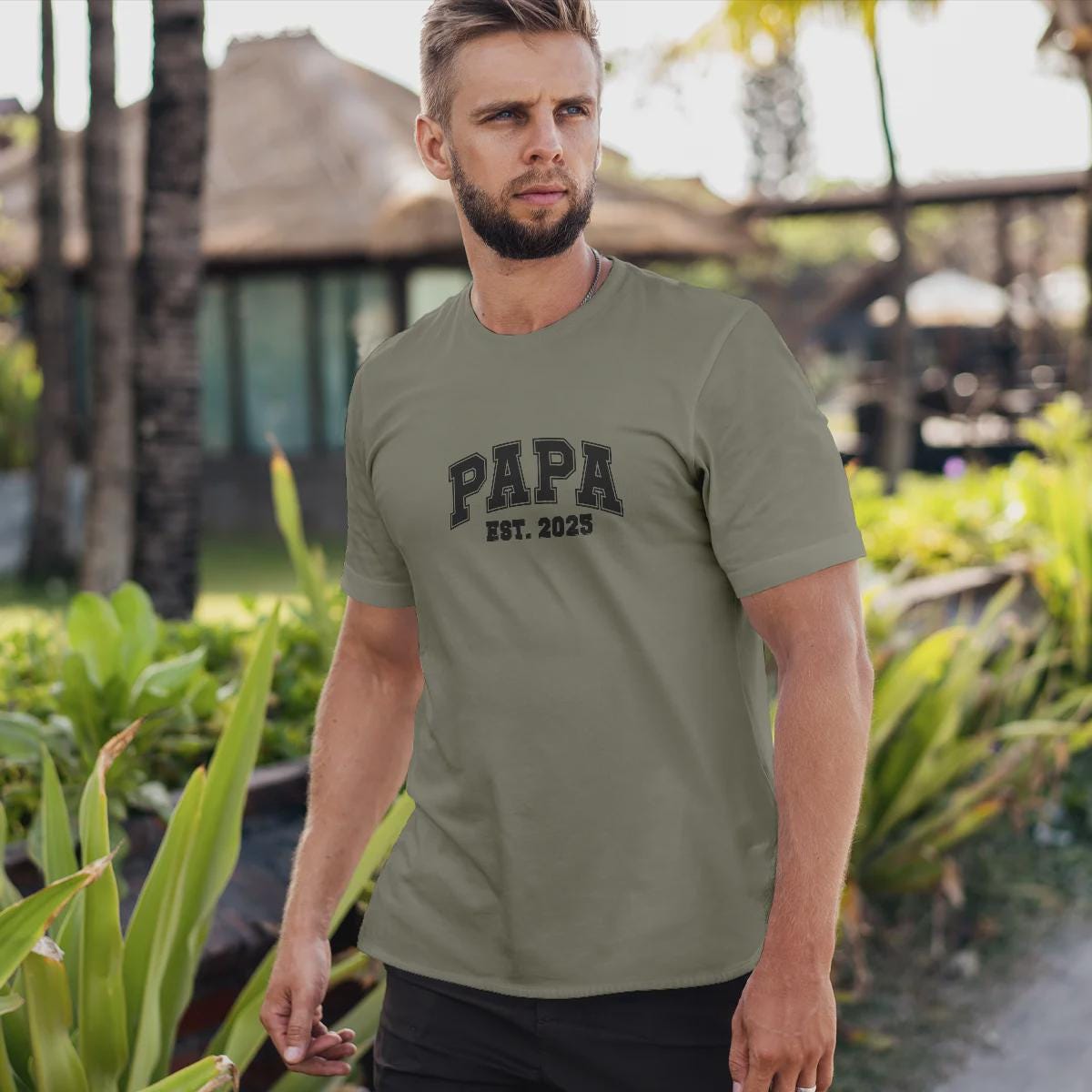 Individuelles Papa Shirt mit Kindernamen und Geburtsjahr in khaki – Das perfekte personalisierte Geschenk für stolze Dads