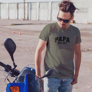 Individuelles Papa Shirt mit Kindernamen und Geburtsjahr in khaki – Das perfekte personalisierte Geschenk für stolze Dads