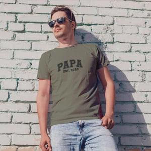 Individuelles Papa Shirt mit Kindernamen und Geburtsjahr in khaki – Das perfekte personalisierte Geschenk für stolze Dads