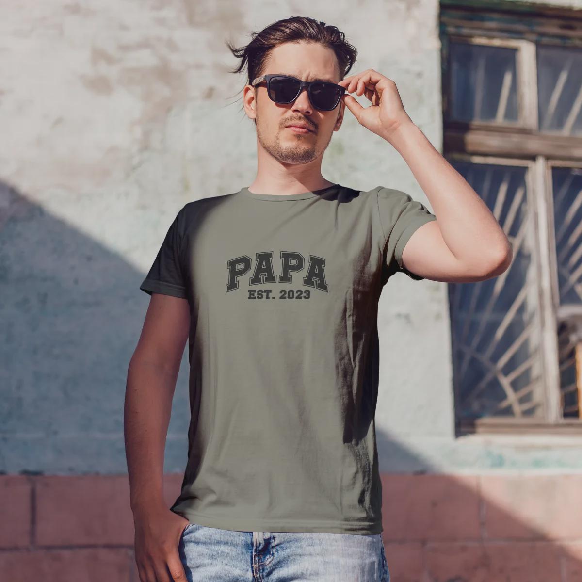 Individuelles Papa Shirt mit Kindernamen und Geburtsjahr in khaki – Das perfekte personalisierte Geschenk für stolze Dads