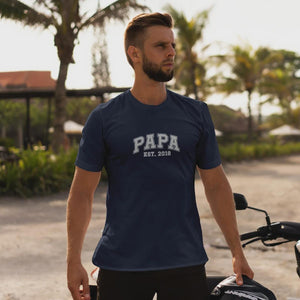 Papa T-Shirt personalisiert mit Wunschnamen oder Geburtsjahr in navy – Einzigartiges Geschenk für Väter und werdende Papas