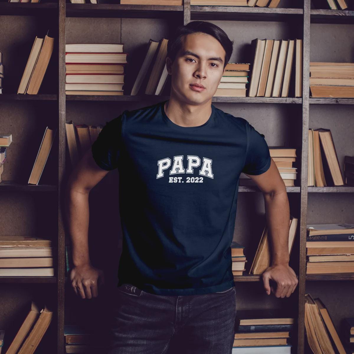 Papa T-Shirt personalisiert mit Wunschnamen oder Geburtsjahr in navy – Einzigartiges Geschenk für Väter und werdende Papas
