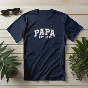 Papa T-Shirt personalisiert mit Wunschnamen oder Geburtsjahr in navy – Einzigartiges Geschenk für Väter und werdende Papas