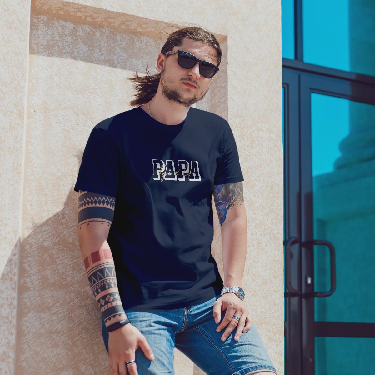 Papa T-Shirt personalisiert mit Wunschnamen oder Geburtsjahr in navy – Einzigartiges Geschenk für Väter und werdende Papas
