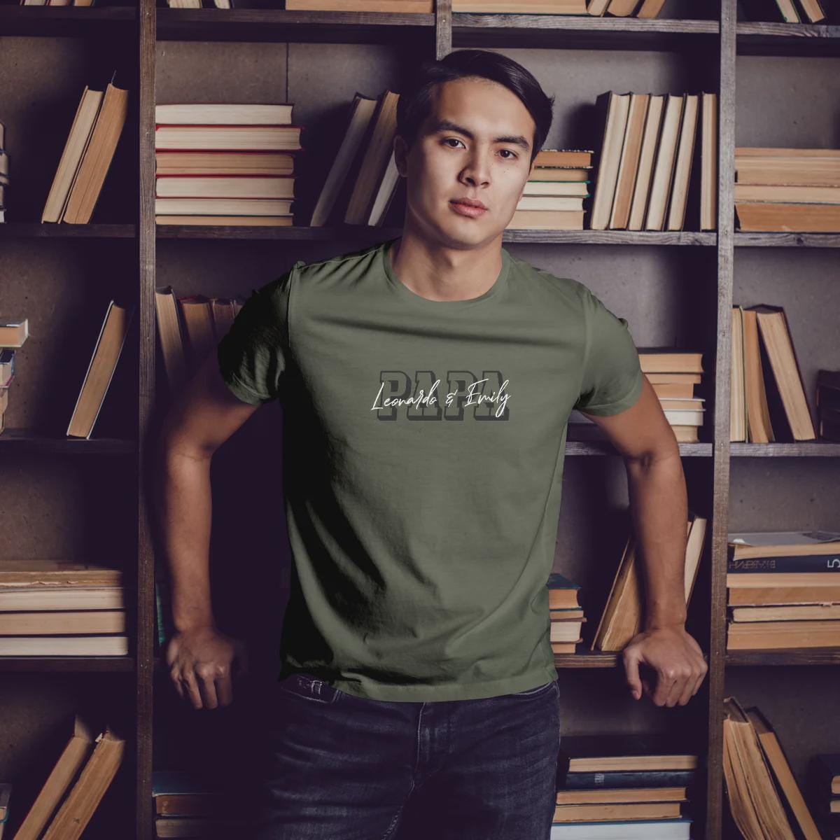 Individuelles Papa Shirt mit Kindernamen und Geburtsjahr in khaki – Das perfekte personalisierte Geschenk für stolze Dads