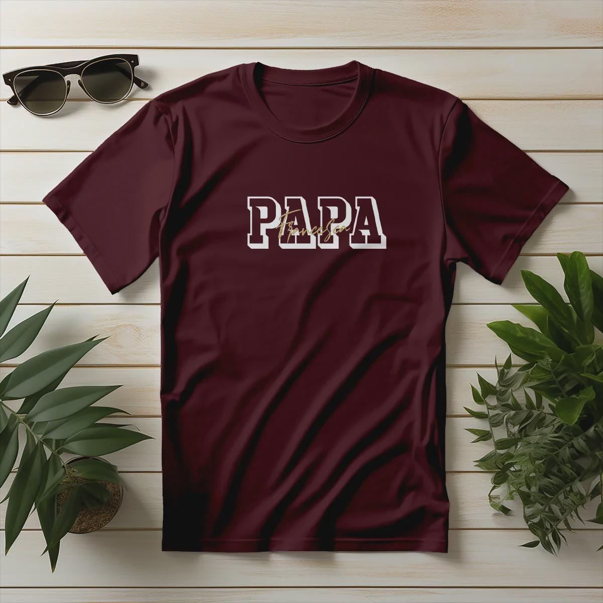 Personalisiertes Papa T-Shirt mit Namen der Kinder und Wunschjahr in bordaux – Individuelles Geschenk für Väter zum Vatertag