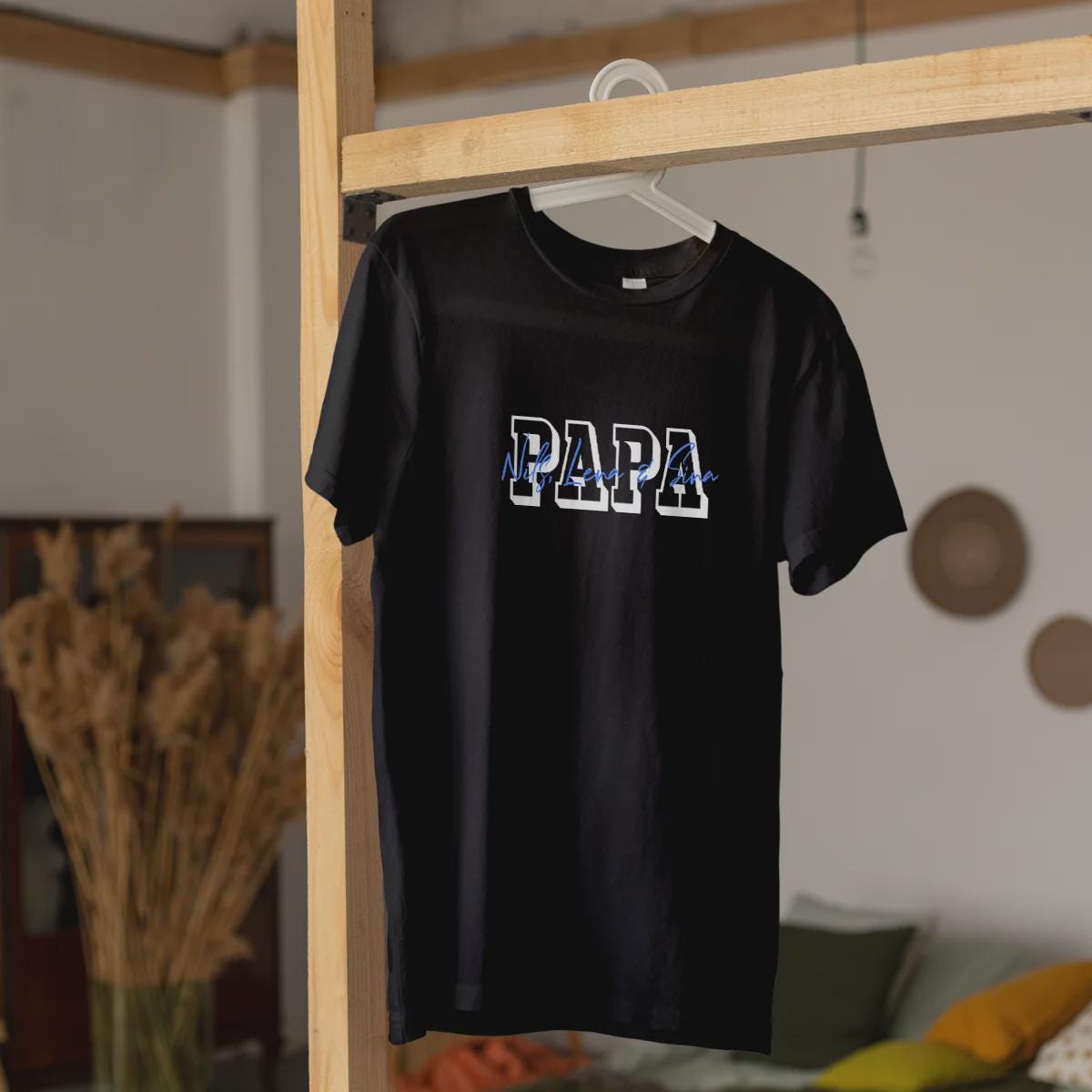 Papa T-Shirt personalisiert mit Wunschnamen oder Geburtsjahr in schwarz – Einzigartiges Geschenk für Väter und werdende Papas
