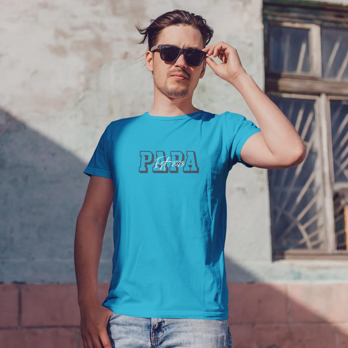 Individuelles Papa Shirt mit Kindernamen und Geburtsjahr in aqua – Das perfekte personalisierte Geschenk für stolze Dads
