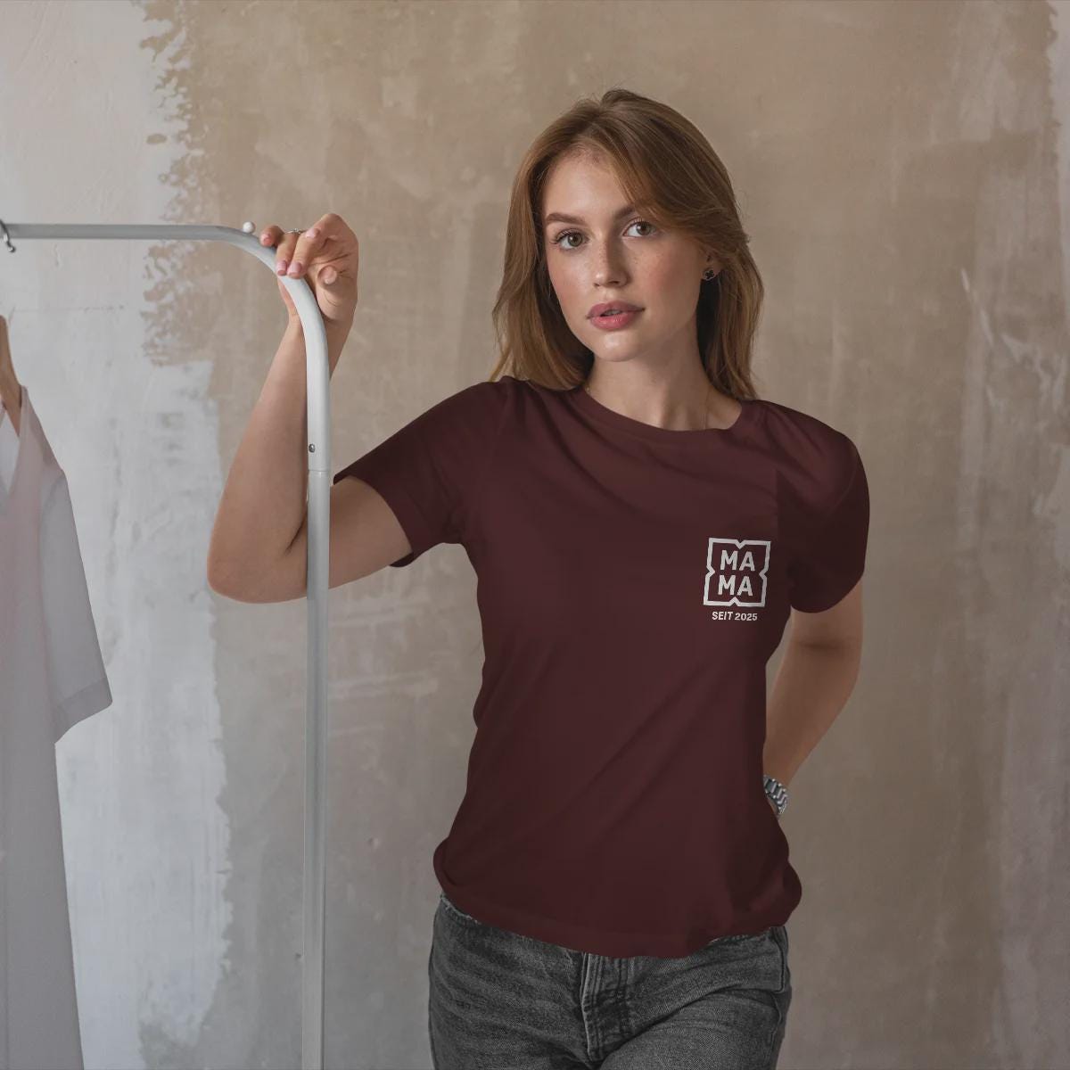 Personalisiertes Mama T-Shirt mit Namen der Kinder und Wunschjahr in bordeaux – Individuelles Geschenk für Mütter zum Muttertag