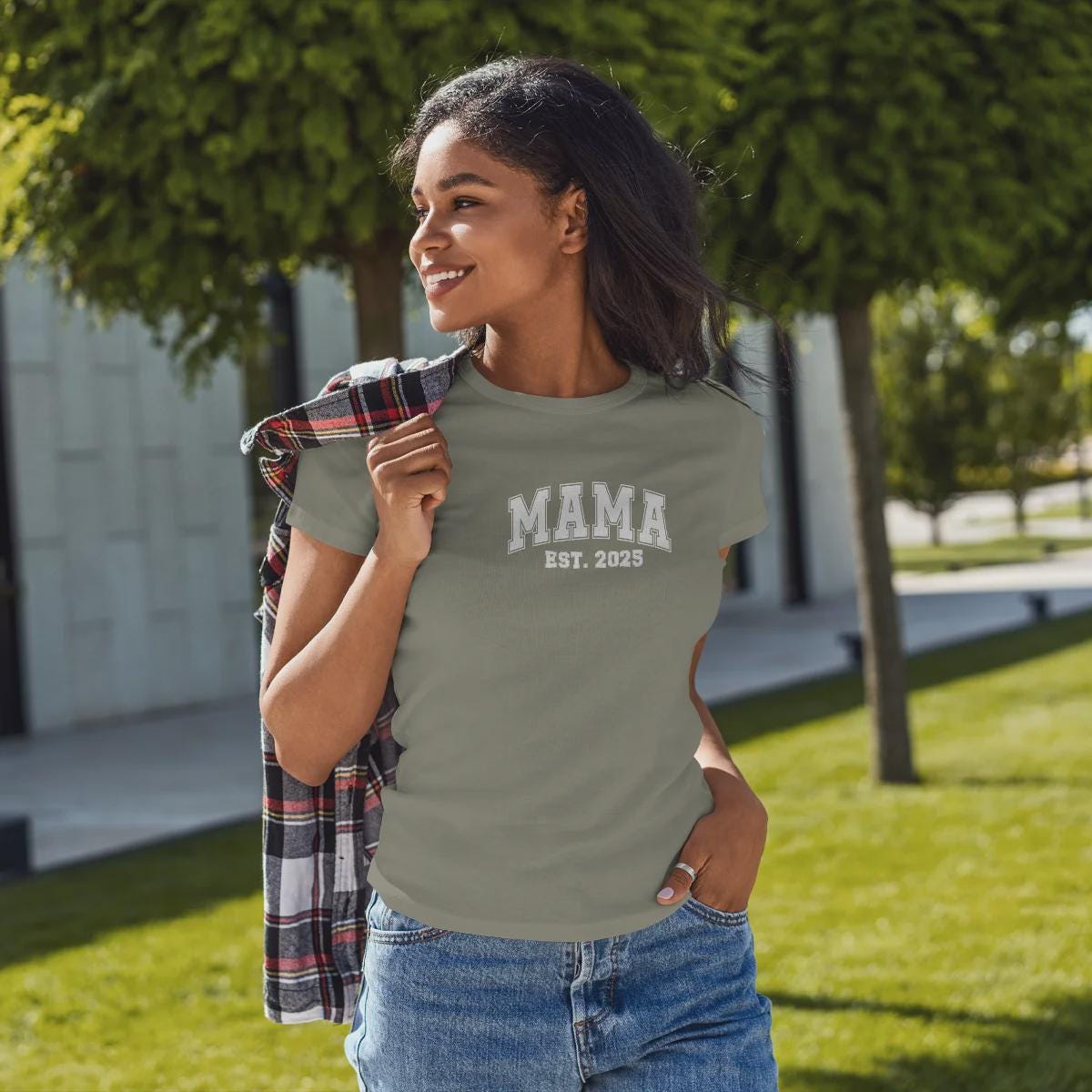 Mama T-Shirt personalisiert mit Wunschnamen oder Geburtsjahr in schwarz – Einzigartiges Geschenk für Mütter und werdende Mamas