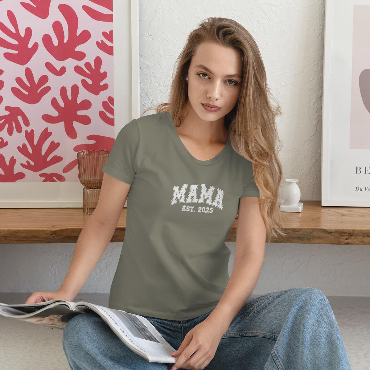 Mama T-Shirt personalisiert mit Wunschnamen oder Geburtsjahr in schwarz – Einzigartiges Geschenk für Mütter und werdende Mamas
