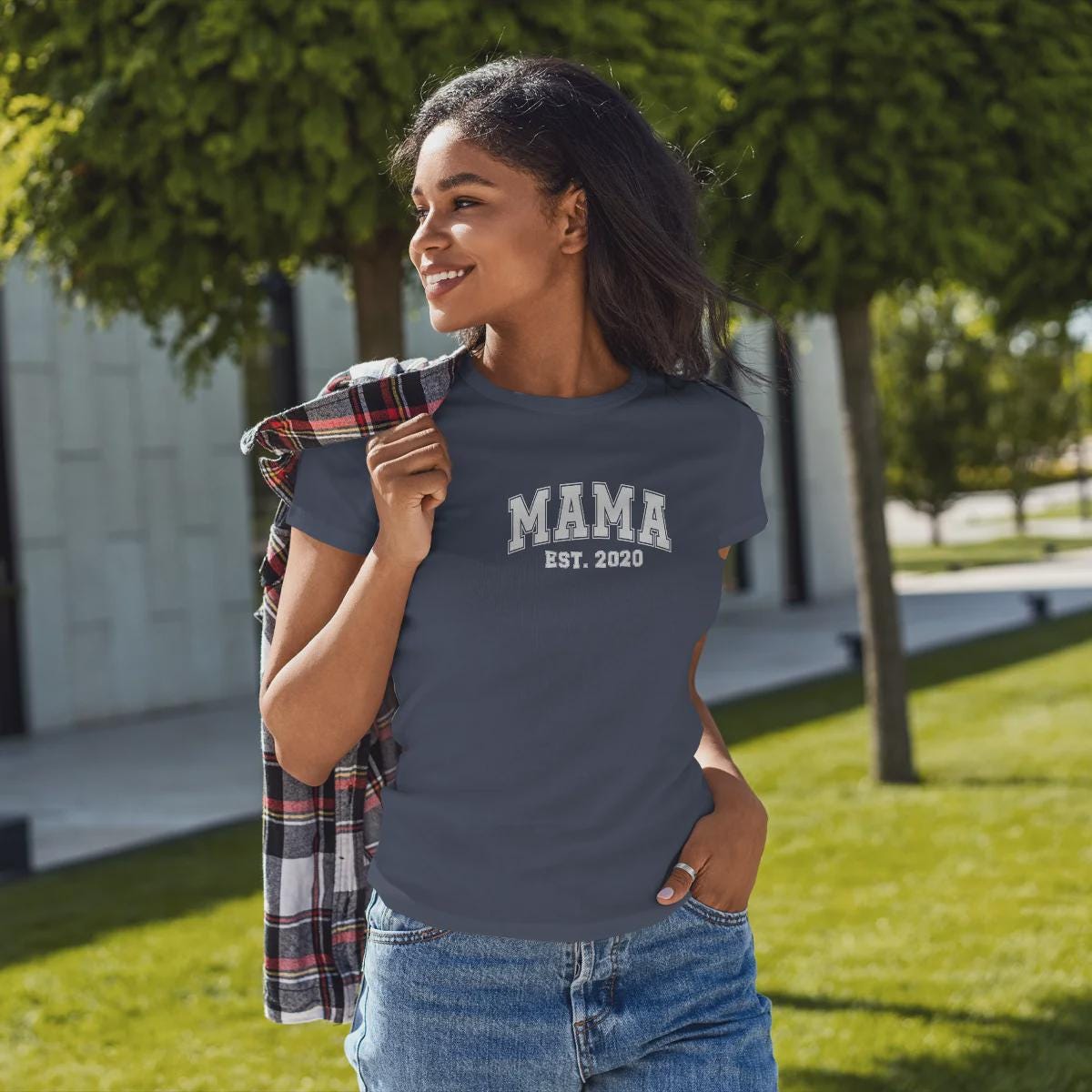 Individuelles Mama Shirt mit Kindernamen und Geburtsjahr in navy – Das perfekte personalisierte Geschenk für die stolze Mutter