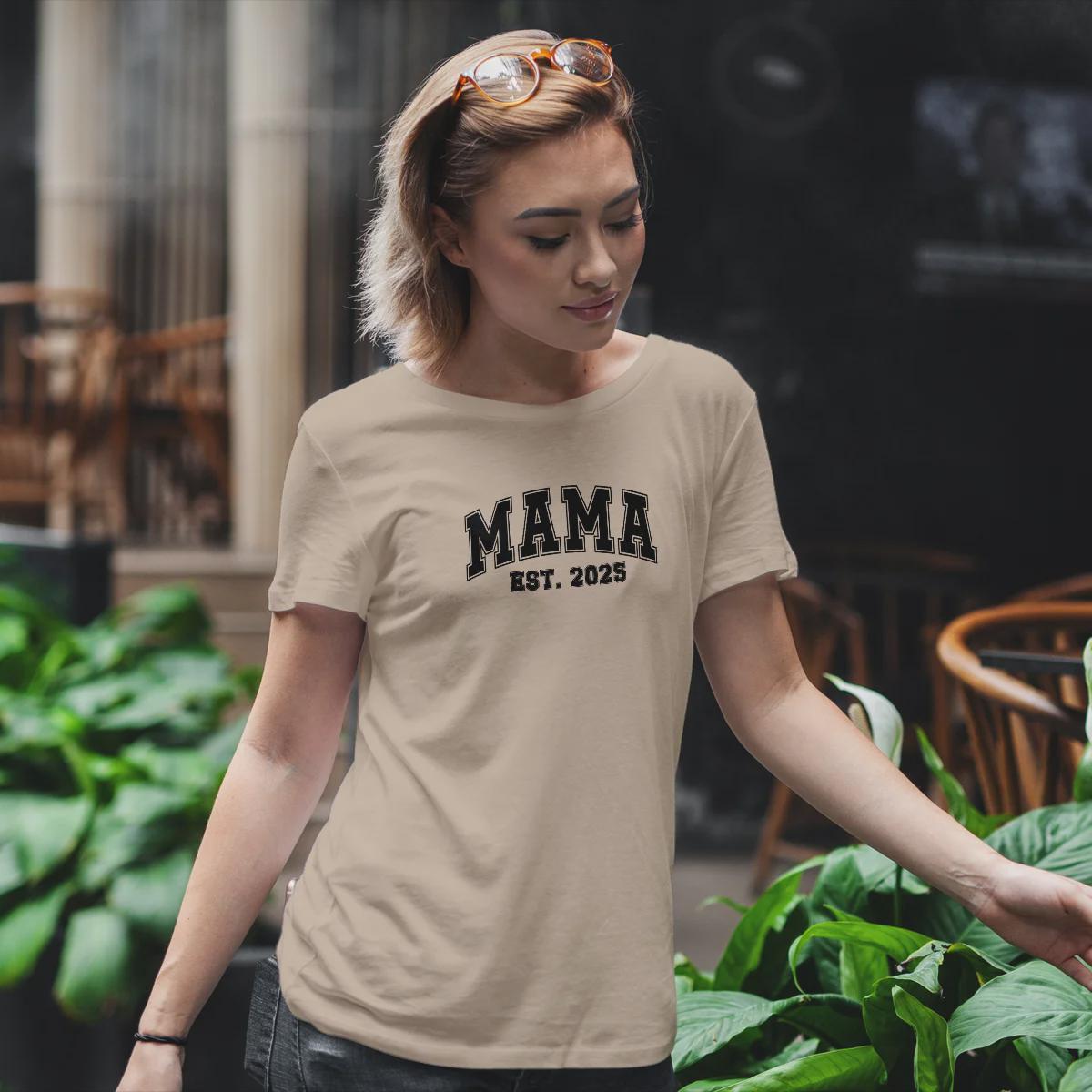 Individuelles Mama Shirt mit Kindernamen und Geburtsjahr in khaki – Das perfekte personalisierte Geschenk für die stolze Mutter