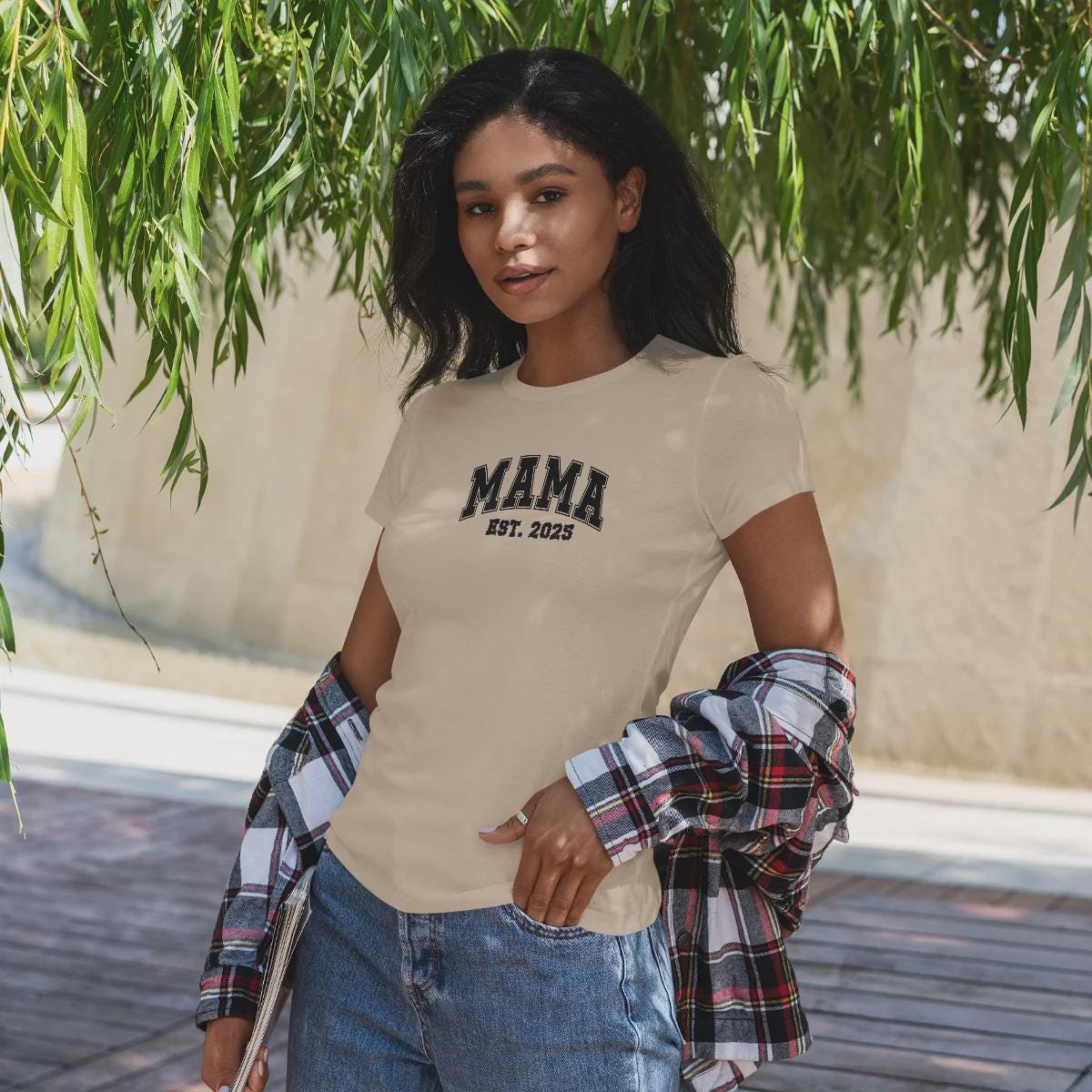 Individuelles Mama Shirt mit Kindernamen und Geburtsjahr in khaki – Das perfekte personalisierte Geschenk für die stolze Mutter