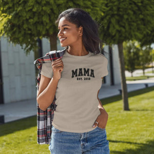 Individuelles Mama Shirt mit Kindernamen und Geburtsjahr in khaki – Das perfekte personalisierte Geschenk für die stolze Mutter