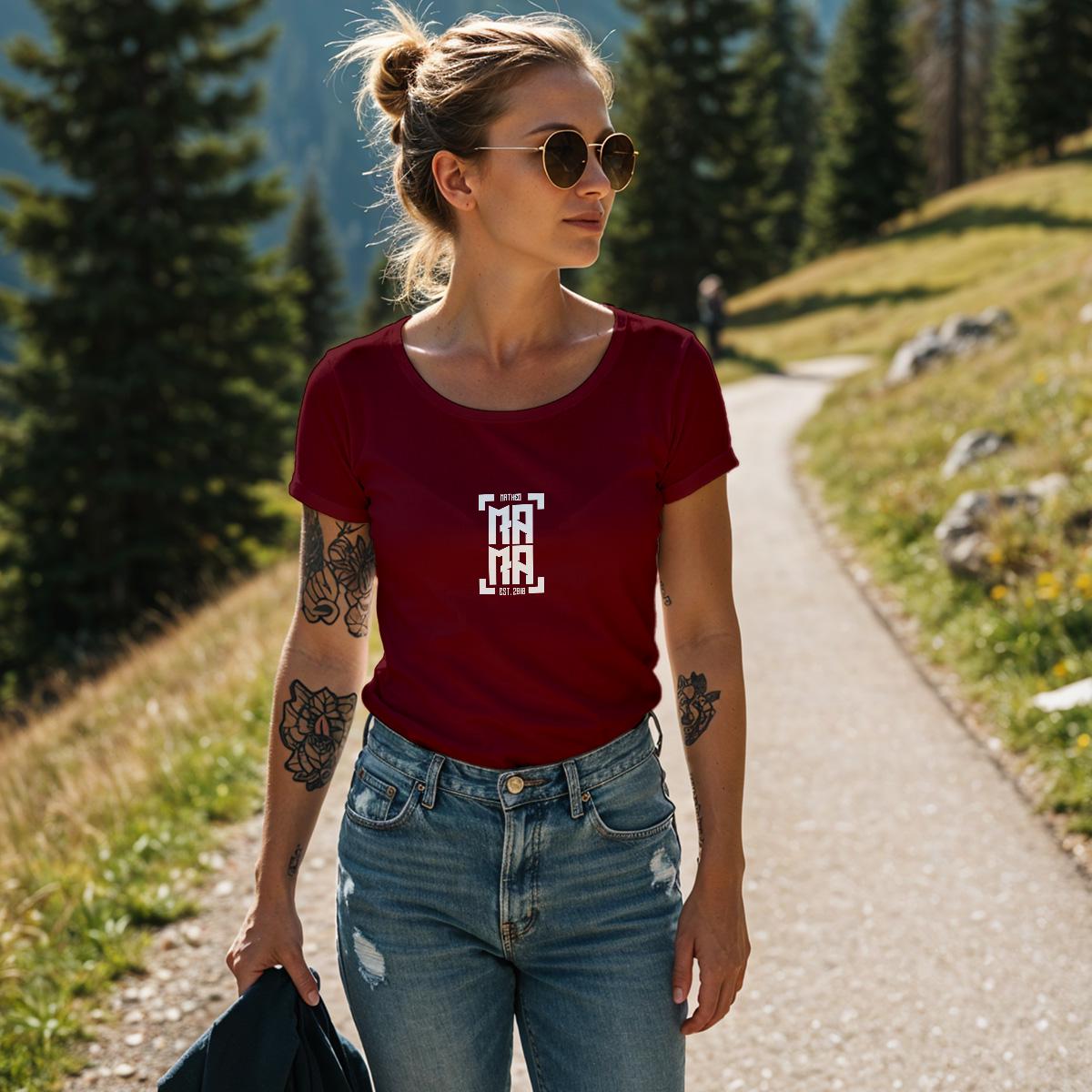 Personalisiertes Mama T-Shirt mit Namen der Kinder und Wunschjahr in bordeaux – Individuelles Geschenk für Mütter zum Muttertag
